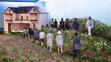 Chez Dior, les mannequins défilaient dans un jardin peuplé de fleurs